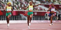 epaselect epa09382962 Elaine Thompson Herah of Jamaica wins the Women's 100m Final during the Athletics events of the Tokyo 2020 Olympic Games at the Olympic Stadium in Tokyo, Japan, 31 July 2021.  EPA-EFE/DIEGO AZUBEL