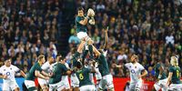 epa06797179 Franco Mostert (C) of South Africa takes the ball off the top of the lineout during the rugby test match at the Ellis Park Stadium in Johannesburg, South Africa, 09 June 2018.  EPA/KIM LUDBROOK