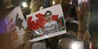 An Myanmar demonstrator holds a photo of democracy icon Aung San Suu Kyi. (Photo: EPA-EFE / NARONG SANGNAK)