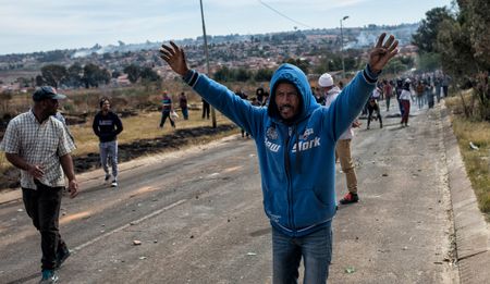 GroundUp: In photos – residents clash with police in Davidsonville