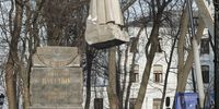 Communal workers dismantle the monument of the Soviet general Nikolay Vatutin in downtown Kyiv, Ukraine, 09 February 2023. The monument is removed after the Ministry of Culture and Information Policy announced that it is not subject to entry into the state register of immovable monuments of Ukraine and thus allowing the symbol of the Soviet era to be dismantled.  EPA-EFE/SERGEY DOLZHENKO