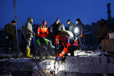 Greece sends earthquake aid to Turkey, putting aside rivalry