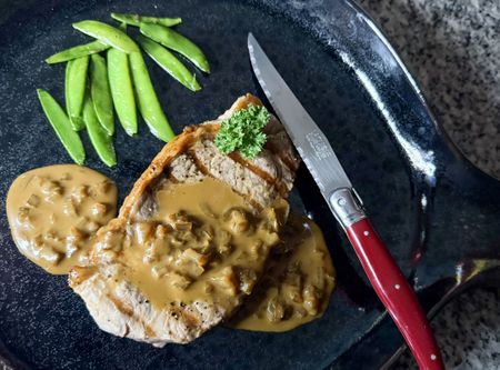 Thin-cut sirloin steak with coffee-brandy sauce
