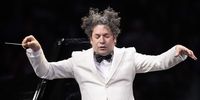 epa09421507 Venezuelan conductor and violinist Gustavo Dudamel conducts the Los Angeles Philharmonic during his Beethoven's Triple Concerto and Manuel de Falla's comic ballet The Three-Cornered Hat concert at the Hollywood Bowl, in Hollywood, California, USA, 19 August 2021.  EPA-EFE/ETIENNE LAURENT