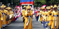 epa07637064 Members of the LoveKorea! dance group take part in the parade for the 24th Carnival of Cultures in Berlin, Germany, 09 June 2019. The event celebrates the cultural diversity of the German capital with dance, music and colorful costumes.  EPA-EFE/FELIPE TRUEBA