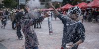 PASTO, COLOMBIA - JANUARY 05: People play with talcum powder and foam as part of Día de Negros games on January 5, 2022 in Pasto, Colombia. This UNESCO-recognized carnival takes place every January in the Southern Andean city of Pasto. The Carnival of "Blancos y Negros" has its origins in a mix of Amazonian, Andean and Pacific cultural expressions. (Photo by Diego Cuevas/Getty Images)