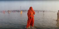 A Hindu woman prays at dawn in the holy city of Varanasi. India, 2000. (Photo: Courtesy of Lynsey Addario and Lyles & King, New York)
