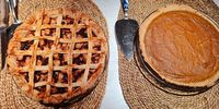 Apple pie and pumpkin pie. (Photo: Marita van der Vyver)