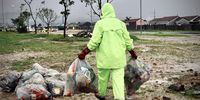 A worker collecting waste while clearing the newly installed litter cage along the Soet River in Strand on 03 July 2025. (Photo: Kristin Engel)