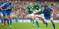 Ireland's Johnny Sexton on his way to scoring a try during the RBS Rugby Six Nations match between Ireland and Italy at the Aviva Stadium in Dublin, Ireland, 08 March 2014.  EPA/BARRY CRONIN