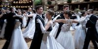epaselect epa10471951 Debutants dance a waltz during the opening ceremony of the traditional 65th Vienna Opera Ball at the Wiener Staatsoper (Vienna State Opera) in Vienna, Austria, 16 February 2023.  EPA-EFE/CHRISTIAN BRUNA