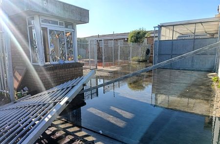 Community members set courthouse alight after alleged gangster dies during police interview