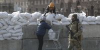 epa09816944 People set up a barrier made out of sandbags in downtown Kyiv (Kiev), Ukraine, 11 March 2022. According to the United Nations refugee agency UNHCR, over 2.5 million people have fled Ukraine since the Russian invasion began on 24 February. Many, however, have decided to stay and fight.  EPA-EFE/ZURAB KURTSIKIDZE