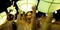 Buddhist believers hold lanterns during a Lotus Lantern parade in celebration of the upcoming birthday of Buddha in Seoul, South Korea, May 12, 2024. REUTERS/Kim Soo-hyeon     TPX IMAGES OF THE DAY