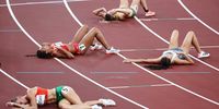 epaselect epa09397814 Runners collapse on the track after heat 1 of the 800m in the Heptathlon event the Athletics events of the Tokyo 2020 Olympic Games at the Olympic Stadium in Tokyo, Japan, 05 August 2021.  EPA-EFE/WU HONG