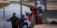 epaselect epa10375252 Migrants illegally cross the Rio Grande River to try to turn themselves into US Border Patrol in Juarez City, Mexico, 20 December 2022. Supreme Court Chief Justice John Roberts temporarily halted the end of the Title 42 policy that allows the US to expel migrants at the southern border without the chance for asylum.  EPA-EFE/ALLISON DINNER