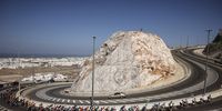 epaselect epa10458679 The pack of riders in action during the Muscat Classic cycling race over 173.7 km from Al Mouj Muscat to Al Bustan, in Muscat, Oman, 10 February 2023.  EPA-EFE/YOAN VALAT
