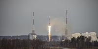 epa09160632 A handout photo made available by the press service of the Russian State Space Corporation ROSCOSMOS on its official website shows the Soyuz-2.1b carrier rocket with the Fregat upper stage and British OneWeb company satellites to be placed into orbit, blasting off from a launch pad at the Vostochny Cosmodrome outside the city of Uglegorsk, Amur region, Russia, 26 April 2021.  EPA-EFE/VOSTOCHNY SPACE CENTER / ROSCOSMOS / HANDOUT MANDATORY CREDIT HANDOUT EDITORIAL USE ONLY/NO SALES
