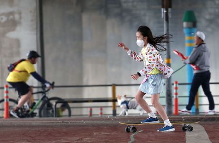 WHO says children aged 12 and over should wear masks like adults