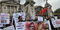British campaigner Peter Tatchell (centre) demonstrates with others outside Buckingham Palace about the royal family’s friendship with autocrats. (Photo: EPA / Andy Rain)