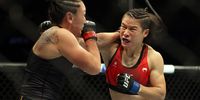 Weili Zhang (right) and Carla Esparza in action during their Women Strawweight fight UFC 281 at Madison Square Garden on 12 November, 2022 in New York City. (Photo: Jamie Squire/Getty Images)