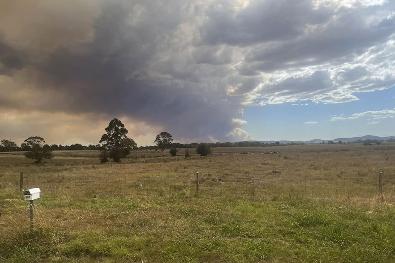 Thousands ordered to flee while they can as bushfire burns in Australia ...