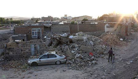 Two earthquakes in Iran kill 300 and injure 5,000