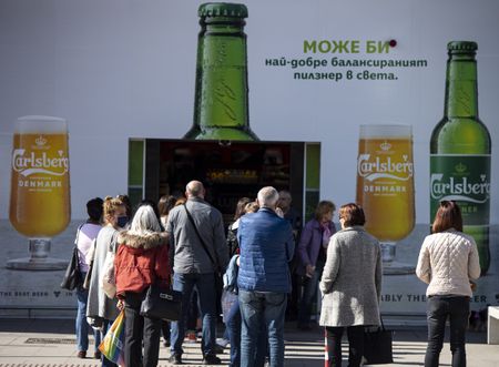 Bulgarians applaud front-line medics from balconies to show support