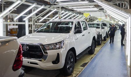 Consumers pull up the handbrake on new car purchases