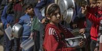 Internally displaced Palestinian children queue up with pots and containers waiting to receive food provided by Arab and Palestinian donors in Deir Al Balah town, southern Gaza Strip, 24 February 2024. (Photo: EPA-EFE / Mohamed Saber)