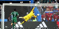 Saudi Arabia's goalkeeper Abdullah Almuaiouf (R) concedes Russia's 4-0 lead during the FIFA World Cup 2018 group A preliminary round soccer match between Russia and Saudi Arabia in Moscow, Russia, 14 June 2018. EPA-EFE/YURI KOCHETKOV  