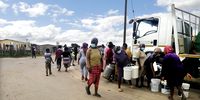 Anxious community members try to get water from the Gift of the Givers truck.<br>(Photo: Supplied)