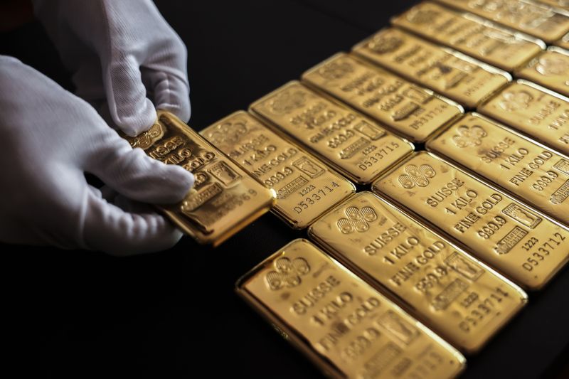 Gold Rallies on Geopolitical Risks and Fed Rate-Cut Bets