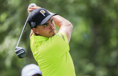 Fowler seizes early PGA lead as Tiger, McIlroy grind to level par