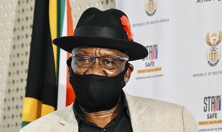 While Cele’s on a walkabout in KZN, ‘gatvol’ locals wait for looters with shotguns, swords and sjamboks