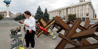 epa10122582 Ukrainian street artist Varvara Logvyn paints national ornaments onto Czech hedgehogs anti-tank obstacles, on Independence Square in Kyiv, Ukraine, 15 August 2022. Varvara plans to paint Czech hedgehogs anti-tank obstacles there in colors of the national flags of countries that help Ukraine to resist the Russian invasion and to paint them with Ukrainian National ornaments. Russian troops on 24 February entered Ukrainian territory, starting a conflict that has provoked destruction and a humanitarian crisis.  EPA-EFE/SERGEY DOLZHENKO