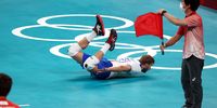 epa09404132 Valentin Golubev of Russia (L) in action during the Men's Volleyball gold medal match between Russia and France of the Tokyo 2020 Olympic Games at the Ariake Arena in Tokyo, Japan, 07 August 2021.  EPA-EFE/FAZRY ISMAIL