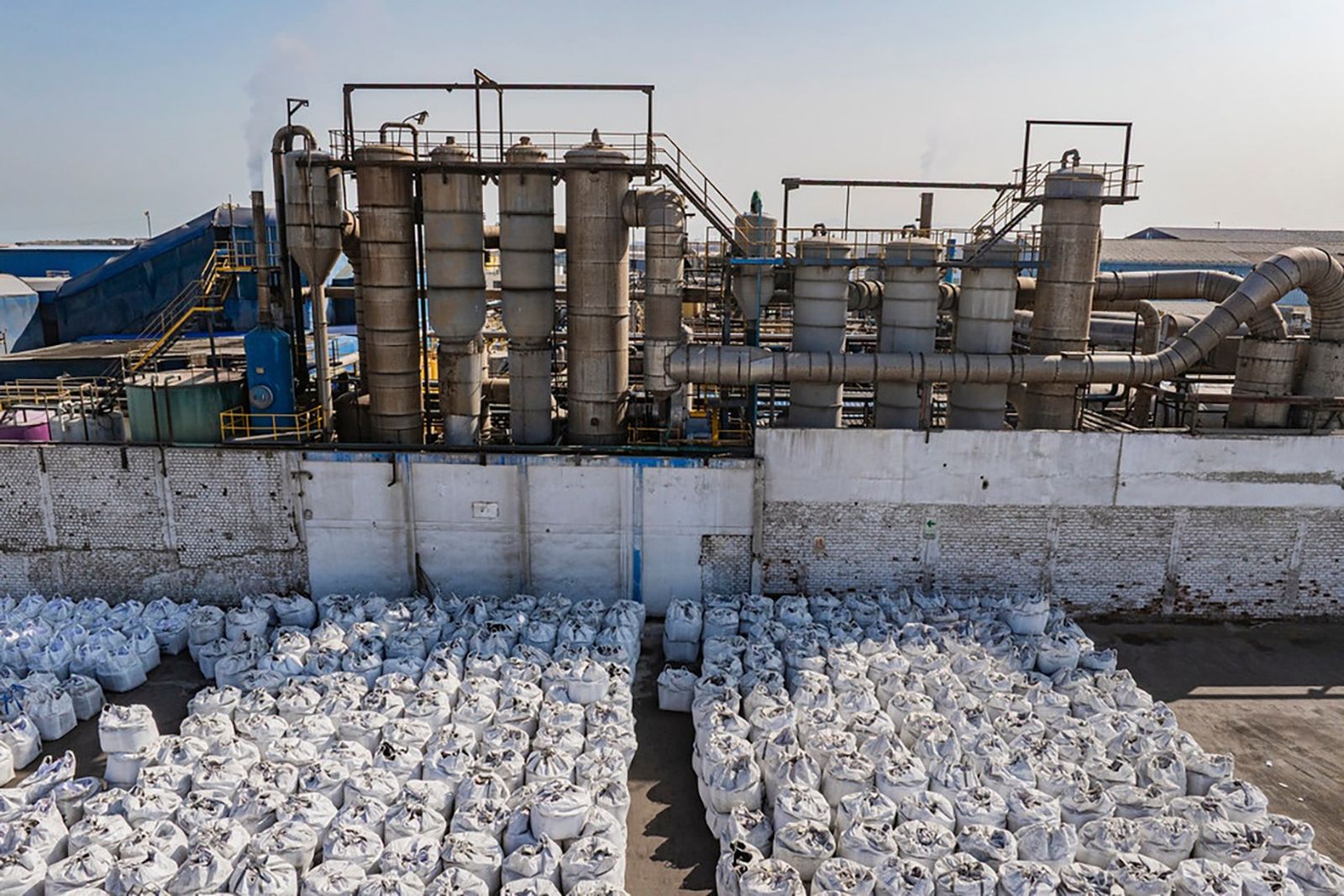 Bags of fishmeal outside processing plant Chimbote. (Photo: Presidencia Perú)