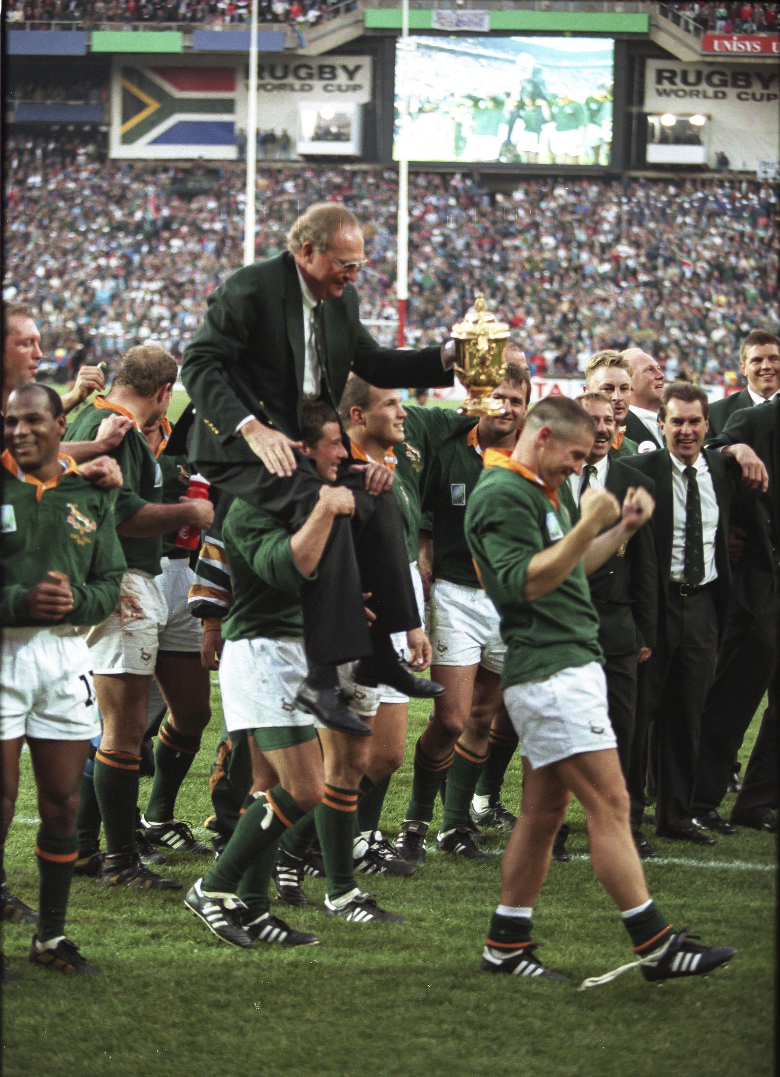 From the Archives: Rugby World Cup 1995: Madiba and Francois Pienaar ...