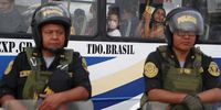 epaselect epa10444979 People inside a bus observe demonstrators and police officers guarding a new anti-government protest, in Lima, Peru, 02 February 2023. Mobilizations and roadblocks due to the protests continued in 27 provinces, which is equivalent to 13.8% of the national territory, according to data from the Ombudsman's Office. According to the latest report from this organization, social mobilizations continue to be concentrated in the south of the country, in regions such as Cuzco, Puno, Arequipa and Madre de Dios.  EPA-EFE/Paolo Aguilar