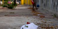 RIO DE JANEIRO, BRAZIL - MARCH 24: A flower is displayed on a pillow as part of a demonstration from the NGO Rio da Paz in front of the hospital Ronaldo Gazolla on March 24, 2021 in Rio de Janeiro, Brazil. To symbolize the lack of ICU beds in hospitals, 30 stretchers with pillows and flowers were placed on the ground. Demonstrators also held banners with the word 'Shame' written in Portuguese, English, French and Spanish. One day after registering for the first time over 3,000 deaths in just 24 hours, the official death toll in Brazil reached more than 300,000 deaths from Covid-19. (Photo by Buda Mendes/Getty Images)
