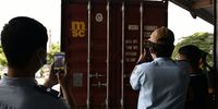 A container is opened by officials in Da Nang port. (Photo: Cong An Police Agency)