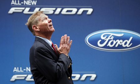 Ford sets succession plan, Mulally staying through 2014