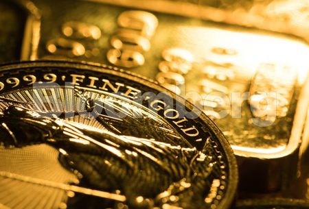 Gold Holds Worst Loss This Month as Fed Meeting Outcome Awaited