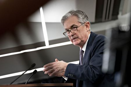 Jerome Powell Says Omicron Adds Economic Risks, Inflation Uncertainty