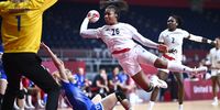 epaselect epa09405509 Pauletta Foppa (C) of France in action against goalkepeer Anna Sedoykina (L) of Russia during the Women's Handball Gold Medal match between Russia and France at the Tokyo 2020 Olympic Games at the Yoyogi National Gymnasium arena in Tokyo, Japan, 08 August 2021.  EPA-EFE/CHRISTIAN BRUNA