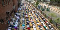 epa09169291 Muslims attend the Friday prayer during the holy month of Ramadan outside the Sobhanbag Mosque amid lockdown in Dhaka, Bangladesh, 30 April 2021. Bangladeshi authorities extended the nationwide lockdown for one more week amid rising COVID-19 infections.  EPA-EFE/MONIRUL ALAM