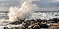 Crashing waves at Manaba Tidal Pool. Photographer: Sophia Nel
