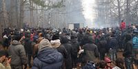epa09576854 A handout photo made available by Belarusian news agency BelTA shows migrants crowd for humanitarian aid at their camp at the Belarus-Polish border in the Grodno region, not far from the checkpoint Bruzgi, Belarus, 11 November 2021. Hundreds refugees who want to obtain asylum in the European Union have been trapped at low temperatures for four days at the border.  EPA-EFE/RAMIL NASIBULIN / BelTA  HANDOUT HANDOUT MANDATORY CREDIT HANDOUT EDITORIAL USE ONLY/NO SALES