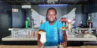 Wings and cocktails with Sculls bartender Rasta Gasa. (Photo: Wanda Hennig 